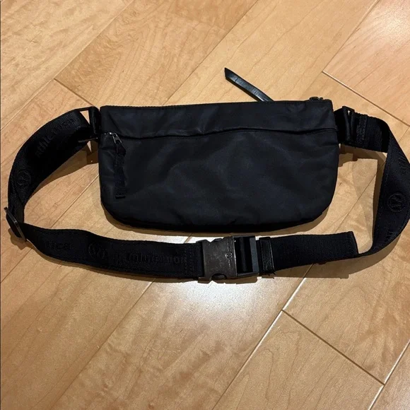 Vintage Black Lululemon Surge Belt Bag - Picture 11 of 15